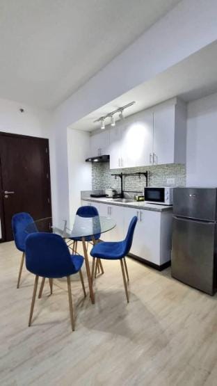 Cozy 2BR apartment San Lorenzo Netflix 4KM Airport Apartment in Pasay