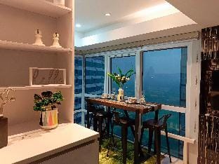 BGC's High-End Business Living; Luxury meets life. Apartment in Makati