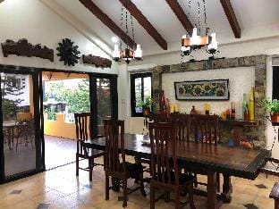 Tagaytay BNR Guesthouse 4BR W/ Balcony 12-14guest Vacation rental in Tagaytay