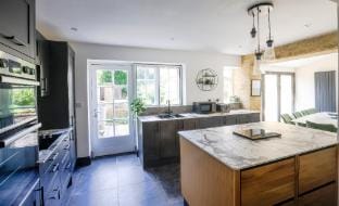 Church Green, newly refurbished, modern town centre 5 bed house Vacation rental in West Oxfordshire District