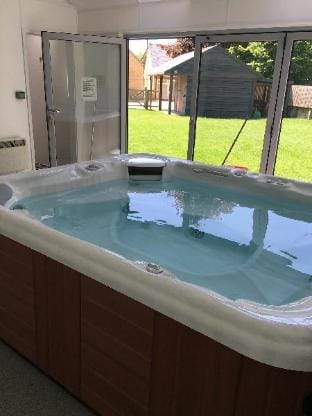 Malt Barn, cosy holiday home retreat with hot tub Vacation rental in West Oxfordshire District