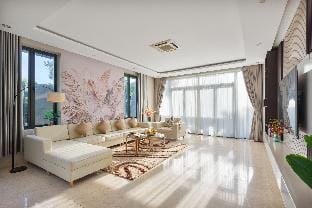 May Crystal Villa 5BR private pool near the beach Villa in Da Nang