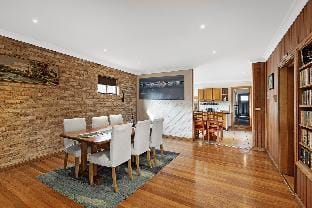 Spacious Mountain View Villa in Ryde + Sunset Deck Villa in Sydney