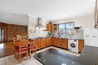 Spacious Mountain View Villa in Ryde + Sunset Deck Villa in Sydney