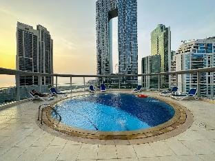 Amazing Roof Top Pool in Nice 1 BHK Flat in Marina Apartment in Dubai