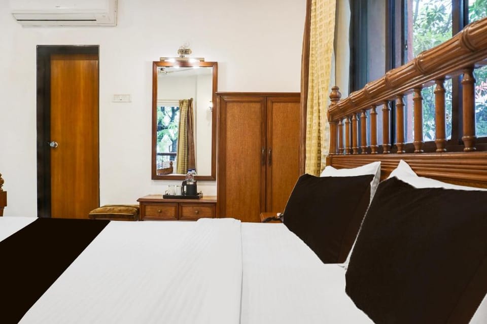 Super Townhouse Oak Prabhat Road Hotel in Pune