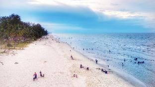 Zulanie's The Pool Cottage: 4BR near Beach+Netflix Villa in Malaysia