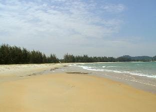 Zulanie's The Pool Cottage: 4BR near Beach+Netflix Villa in Malaysia