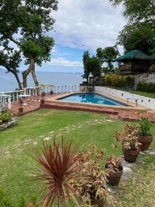 Romantic get away at Tazchuma Studio Apartment in Puerto Galera