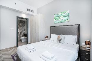 Big Group Stay I Canal view I Close to Dubai Mall Apartment in Dubai