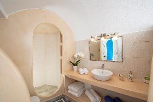 Tholos Arched Villa, Jacuzzi, Sea View Villa in Santorini