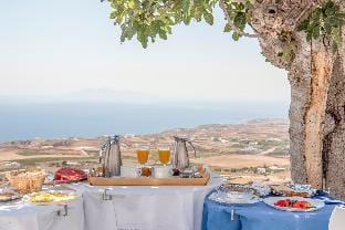 Traditional villa, Jacuzzi, Veranda with Sea view Villa in Santorini