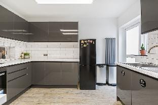 Free parking on a leafy avenue, pretty 4 bed house Vacation rental in London