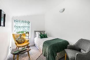 Free parking on a leafy avenue, pretty 4 bed house Vacation rental in London