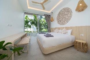 Brand-New Design 4BR Pool Villa Mina, 7min Naiharn Villa in Rawai