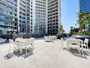 Elegant Escapes - Lavish 1B,Dubai Water Canal View Apartment in Dubai