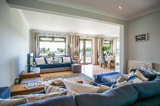 Sunshine - Beachfront home in Bracklesham Bay Vacation rental in Chichester District