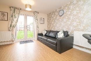 Beautiful 2-bedroom house with parking and garden Vacation rental in Wolverhampton