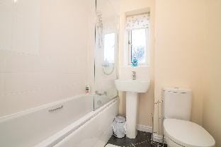 Beautiful 2-bedroom house with parking and garden Vacation rental in Wolverhampton