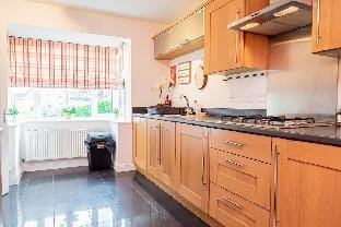 Spacious 4 Bed house with parking and garden at Reading Vacation rental in Reading