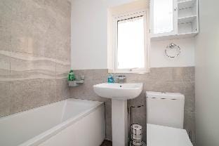 Spacious two bed house with parking and garden Vacation rental in England