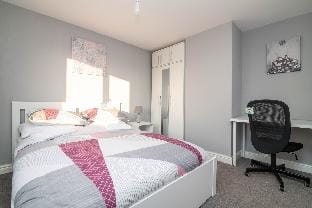 Spacious two bed house with parking and garden Vacation rental in England