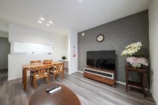 IWA House ① Convenient Transportation New House Near Namba, Shinsaibashi, Nipponbashi, Free Parking Vacation rental in Osaka