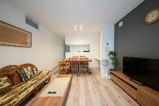 IWA House ②新築一戸建交通便利临近难波、心斋桥、日本桥、免费停车（2个浴室，2个卫生间） Vacation rental in Osaka