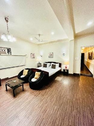 Ballygunge Two Bedroom 1000sqft flat main rd Apartment in Kolkata