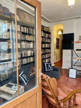 Redecorated Flat With Huge Library 100 mbps Apartment in Istanbul