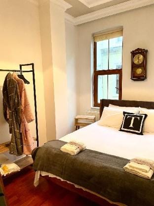 Redecorated Flat With Huge Library 100 mbps Apartment in Istanbul