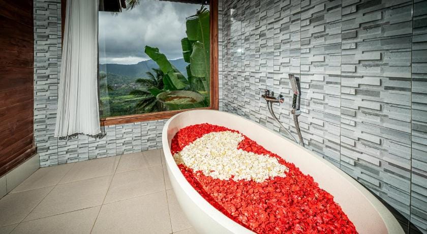 Cemara Green Hill Lodge in Sidemen