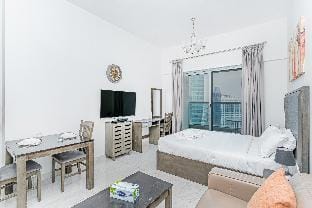 Burj Khalifa & Dubai Canal View I Fresh Bright Apt Apartment in Dubai