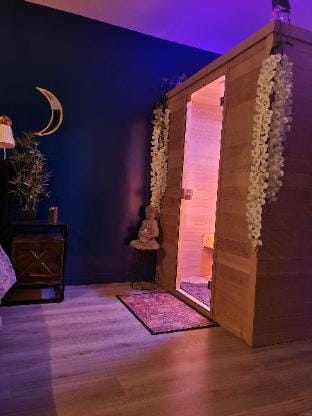 Sauna★  Détente ★ Suite Privée ★ Tours ★ Netflix Apartment in Tours
