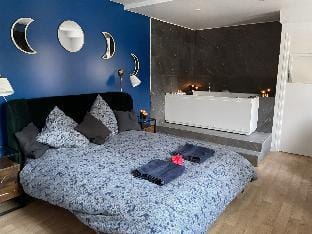 Sauna★  Détente ★ Suite Privée ★ Tours ★ Netflix Apartment in Tours