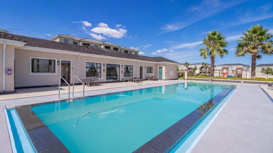 Bali Dream-Luxury Apartment- Power Backup Apartment in Randburg