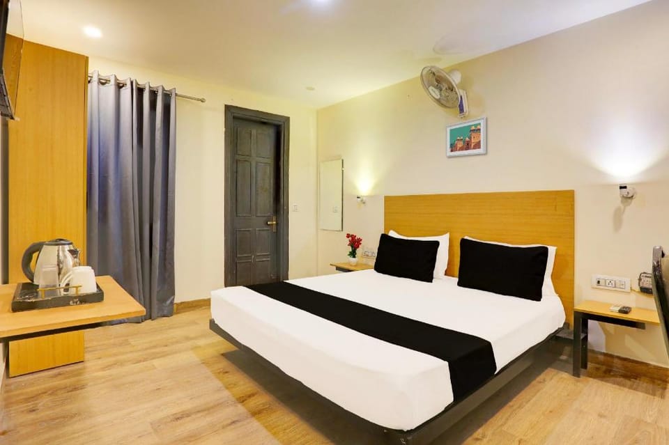Super Hotel O Near Uttam Nagar East Metro Hotel in Delhi