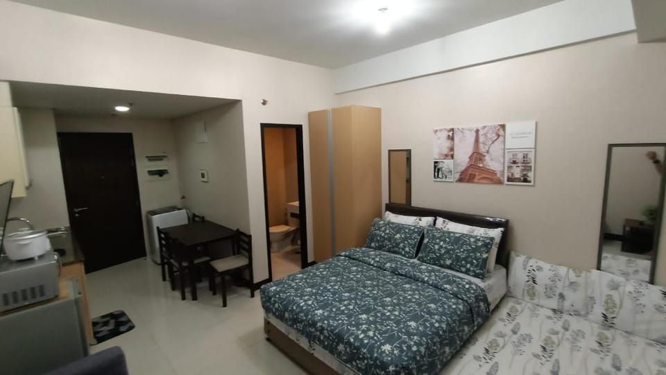 Hilander's Condotel near & Across NAIA airport Apartment in Manila City
