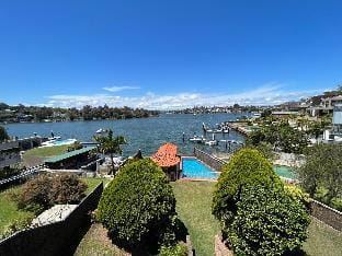 Stunning waterfront pl with swimpool &harbour view Vacation rental in Sydney