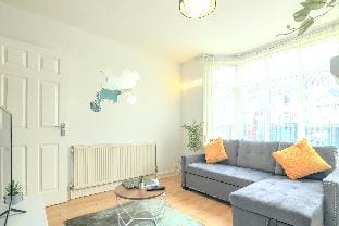 Spacious 6-Bed Home in West Midlands-Free Parking Vacation rental in Coventry