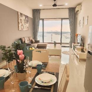 温馨风休闲套房三卧三卫6-12人适合家庭入住@金海湾Danga Bay Apartment in Johor Bahru