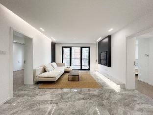 HUI民宿 静安艺阁 设计师风格 干净整洁敞亮 大阳台 开放式厨房 靠近静安寺 地铁站步行直达 Apartment in Shanghai