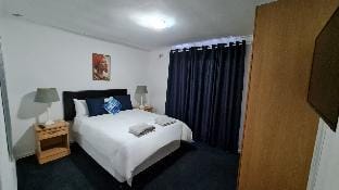 Comfy & clean 2-bedroom self-catering apartment Apartment in Cape Town