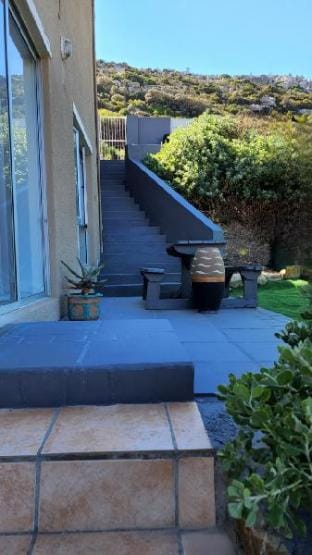 Comfy & clean 2-bedroom self-catering apartment Apartment in Cape Town