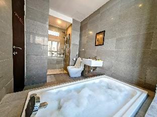 MJHolidayA2708{EleganceEscape} Sea+PoolView Apartment in Malacca