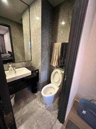 Asoke terminal 21 mrt 1 minutes walk and soicowboy Apartment in Bangkok