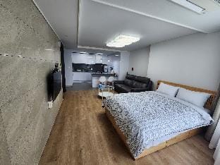 Haeundae 1-minute distance/Netflix/Family Suite/Clean Accommodation (2/18) Vacation rental in Busan