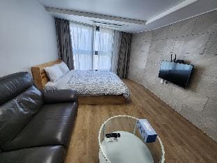 Haeundae 1-minute distance/Netflix/Family Suite/Clean Accommodation (2/18) Vacation rental in Busan