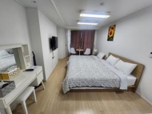 Haeundae Couple Room/Short-term Rental/Clean Accommodation/Netflix (1/84) Apartment in Busan