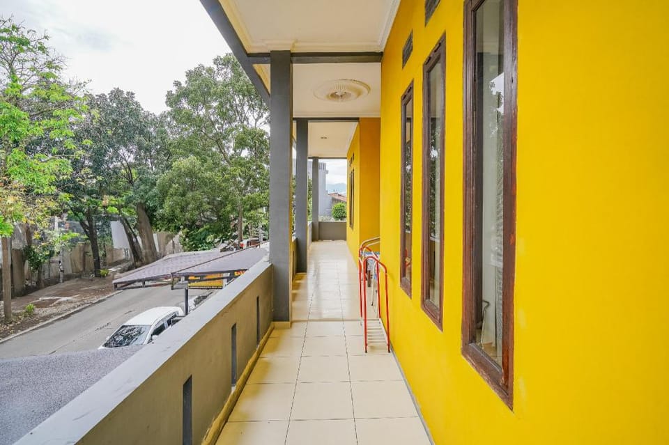 OYO 94102 Kuningan Guest House Syariah Hotel in Bandung